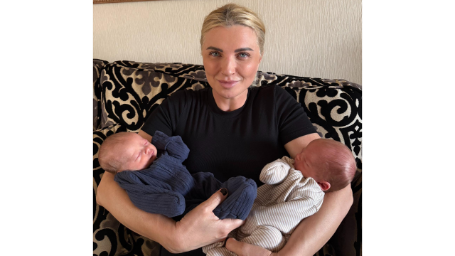 Силвена Роу стана  баба на близнаци