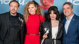 Плевнелиев и Деси Банова аплодират ГЛУПОВАТА комедия на Яна Титова (Снимки)