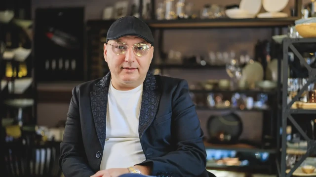 Вижте как шеф Манчев се подмлади с 18 години (Снимки)