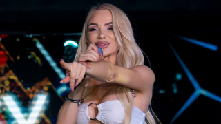 Младата Криси пя без гащи (ФОТО)