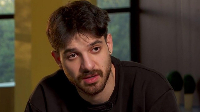 Фолк певецът Емрах Стораро се нагизди със зелен костюм на