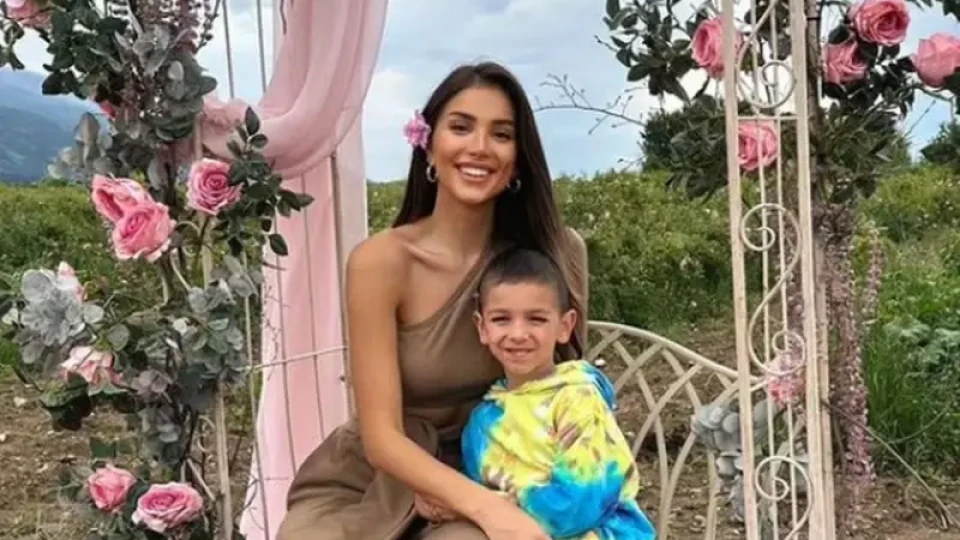 Алекс Богданска заведе сина си на Малдивите