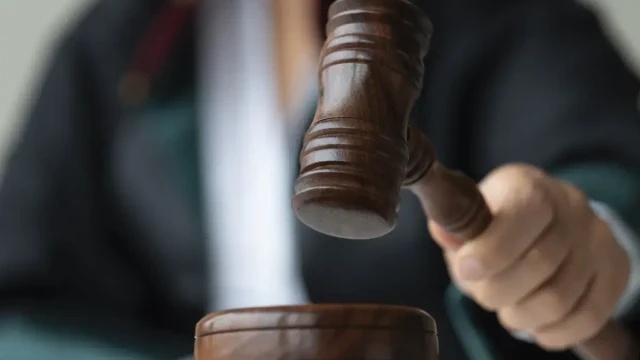 Лесбийка коли любимата, заравя я в двора