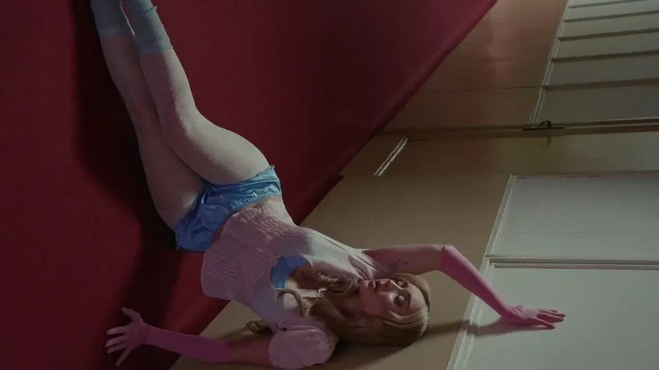 Дара Екимова навири крака