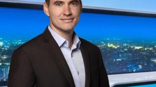 Алекс Донев води  новините на Би Ти Ви  с гланц на устните