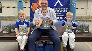 Гибона прави внуците хокеисти! Синът му ги тренира!