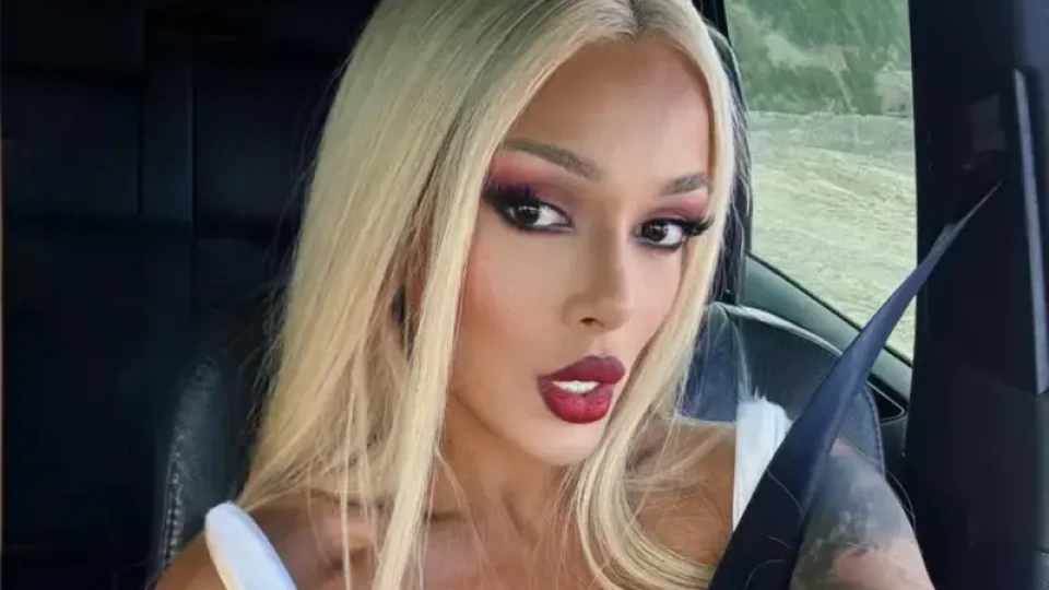 Диона стана блондинка