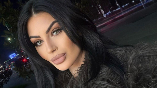 Мрежата гърми: Мис България без свян – и без дрехи – с двама мъже