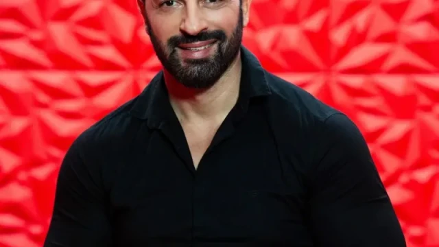 Радо от Биг Брадър по тениска разхожда куче с грейка