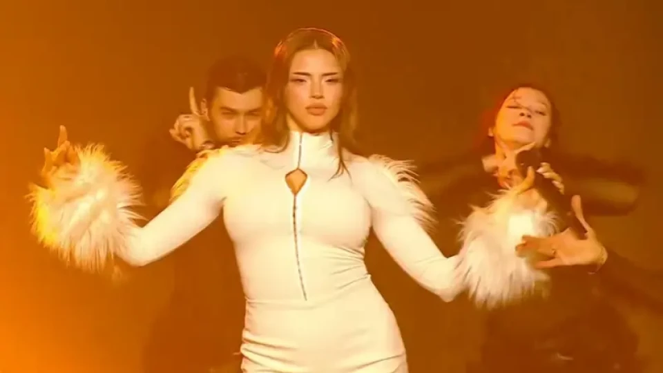 Чужденци класират Дара в Топ 3 на „Евровизия“, а ние я плюем