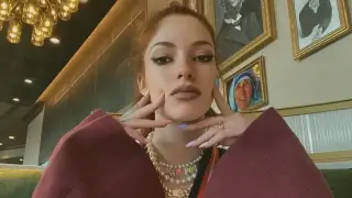 Глория "завря" в червени ботуши