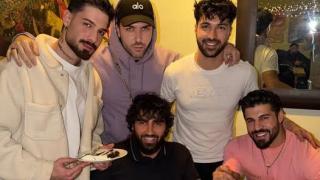 Феновете в истерия: Азис показва новите си гърди пред голия Фики