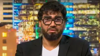 Срещу 3 бона: Азис се кълчи с обувките на Риана