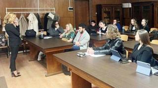 С какъв ценз Мария  Цънцарова преподава в  Софийския университет?