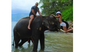 Здравеняк от "Игри на волята" люби татуирана мацка (СНИМКИ)