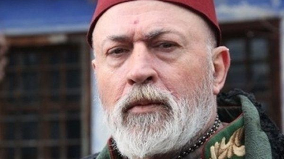 Максим Генчев събора пари за “Караджата” с голи жени