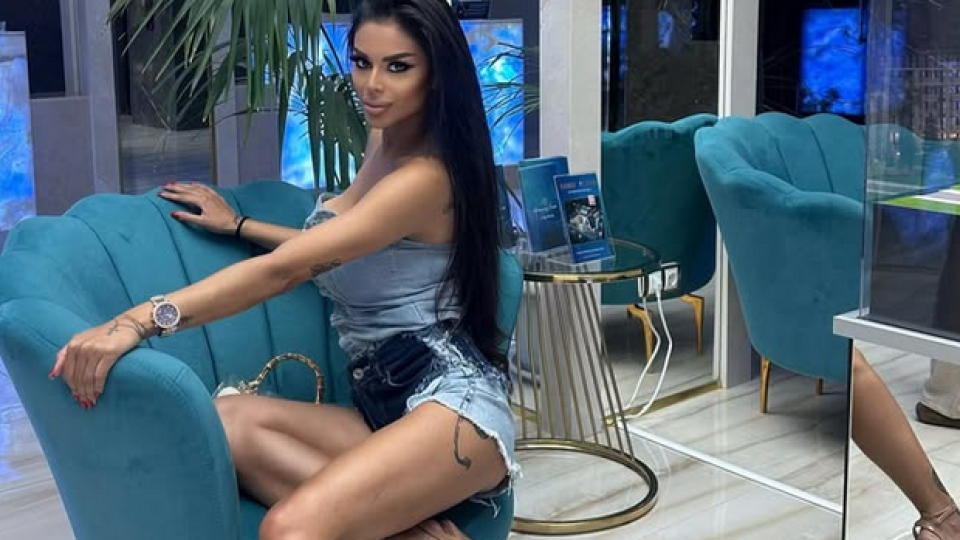 Брадърката Беба яде сама по ресторанти