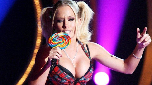 Бивша плейбойка се хвали, че остарява грозно