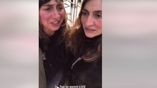 НЕЧОВЕШКО! Тризначките крещят като освирепели под прозорците на принц Уилям ВИДЕО