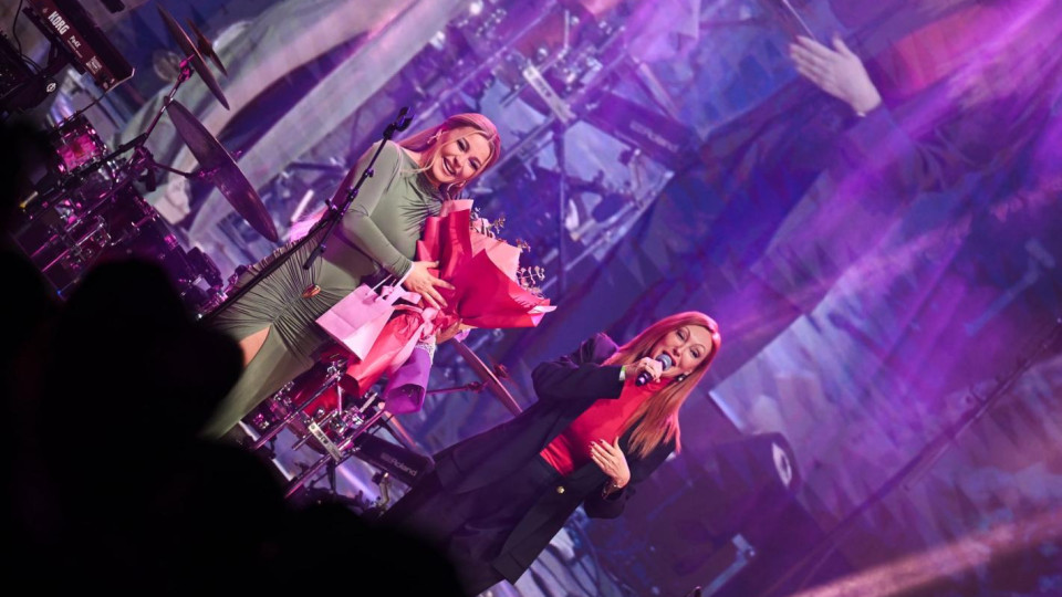 Затрупаха Деси Слава  с гигантски букети