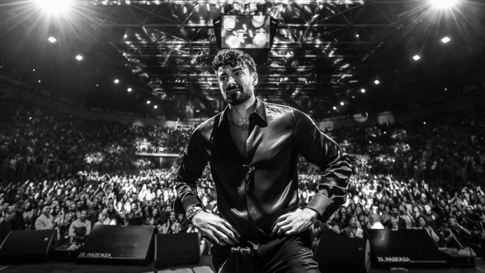 Меди пя и плака на концерта си  в „Арена София”