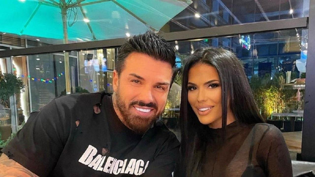 Поли на Джизъса се хвана с шеф на автокъща! Грижел се за щерка й