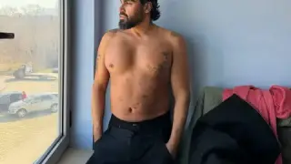 Азис се вайка, че не може да си закопчее ризите