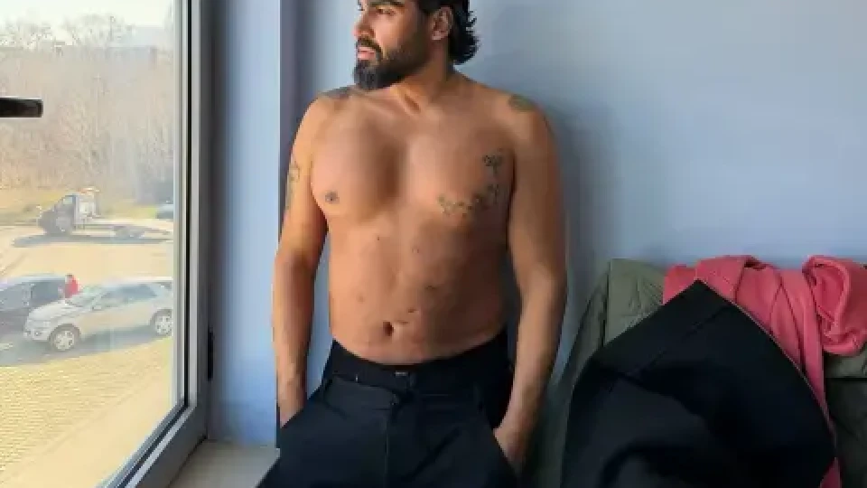 Азис се вайка, че не може да си закопчее ризите