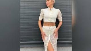 Ромина Андонова решава задачи по математика