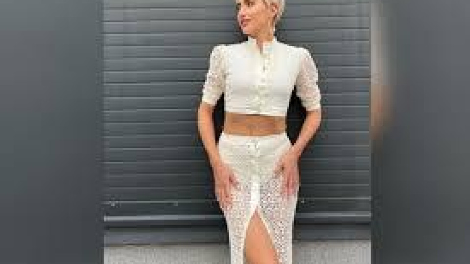 Ромина Андонова решава задачи по математика