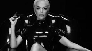 Строгата господарка Галена клекна на златна кутия