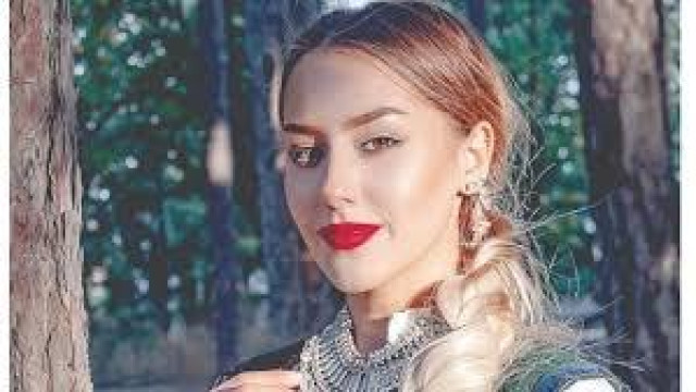 Певицата Мона се буди разтърсена след като сънува как пее