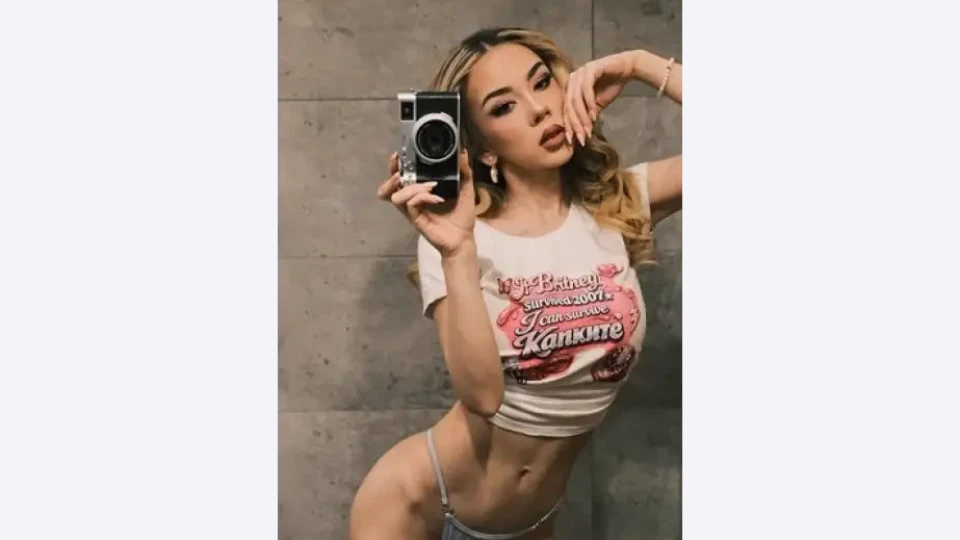 Симона от "Капките" позира по прашки