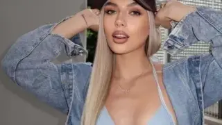 Бременна певица се бори с ютията