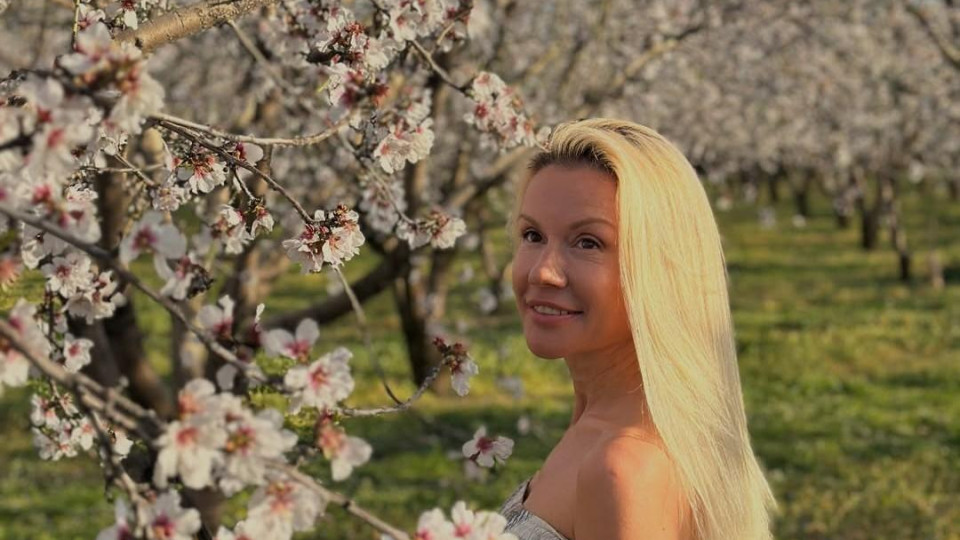 Мария Игнатова разцъфна край сливите