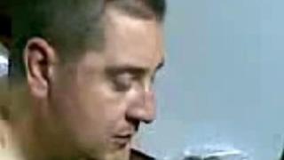 ВИДЕО сигнал в HotArena: Затворници се гаврят с Юлиян Картофа в пандиза! Насилват го с палка