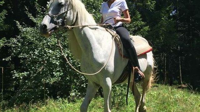 Запалена ездачка се оказа Наталия Гуркова Една от най емблематичните Мис