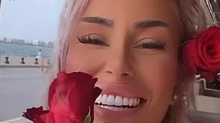 Гери-Никол получи 100 рози в Бали