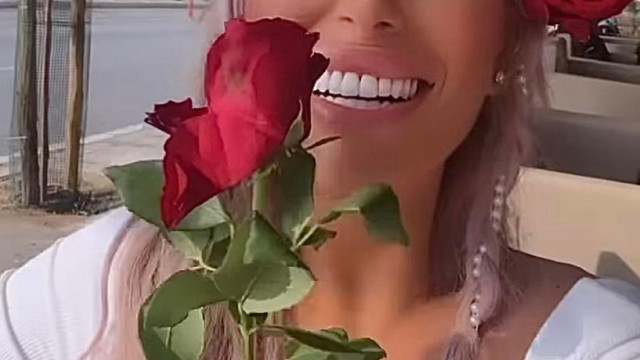 Гери-Никол получи 100 рози в Бали