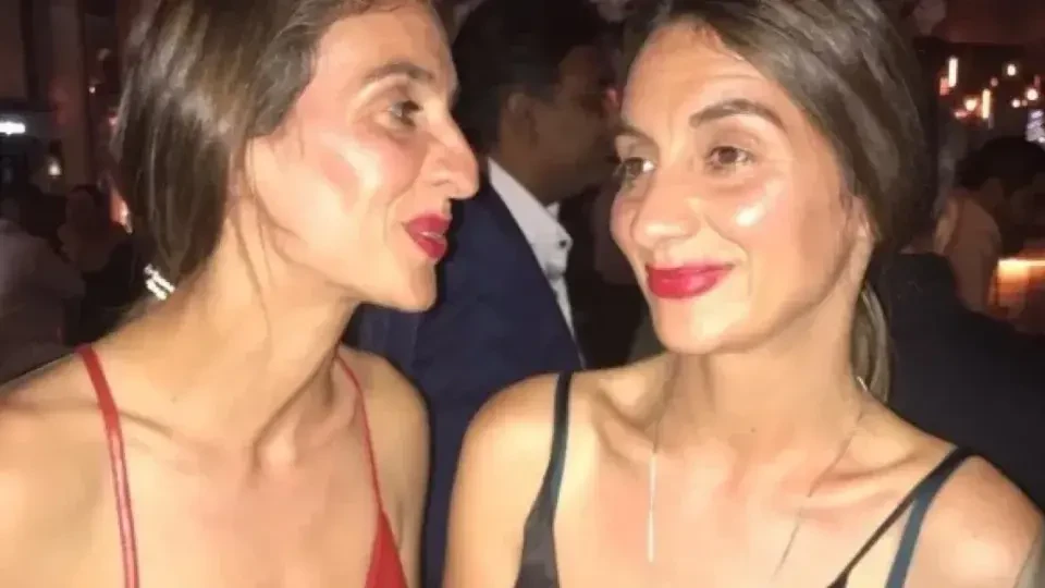 Вяра и Надежда от  тризначките гонят  майка си с нож (СНИМКА)