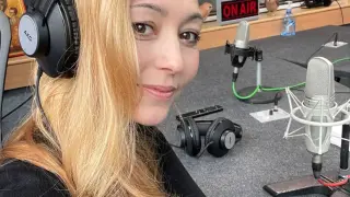 Ето го истинският  вокален педагог  в „Капките”, Мишето консултира участници само за пред камерите