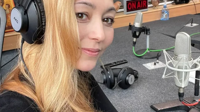 Ето го истинският  вокален педагог  в „Капките”, Мишето консултира участници само за пред камерите