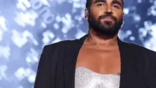 Крайно неудобно: Азис спи по гръб заради новите гърди