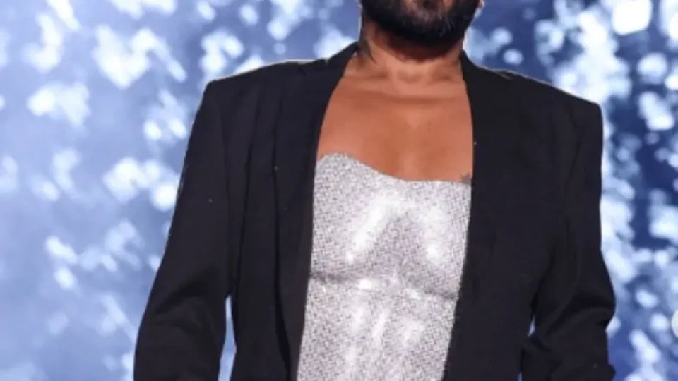 Крайно неудобно: Азис спи по гръб заради новите гърди