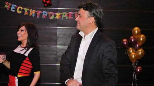 Като купонджия с вечната усмивка на лице определя и фолкпевицата