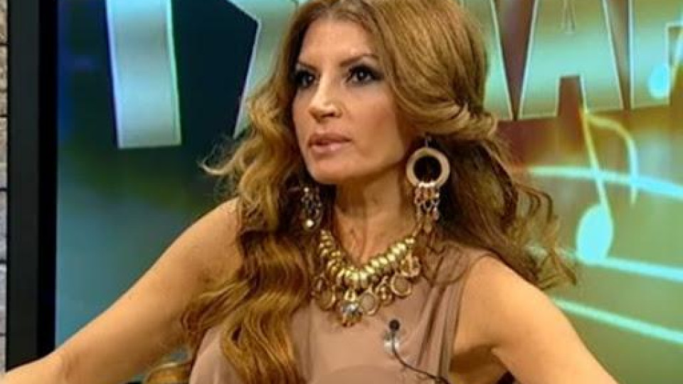 Есил Дюран не спира да плаче:   Не мога да си простя,  че закъснях да видя  умиращия си татко  в болницата!