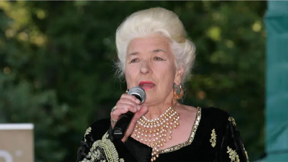 Закараха Янка Рупкина с линейка в Хасково! (Състоянието й остава тежко)