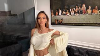 Биляниш позира без сутиен пред скандална картина