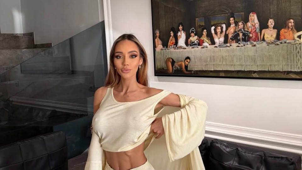 Биляниш позира без сутиен пред скандална картина