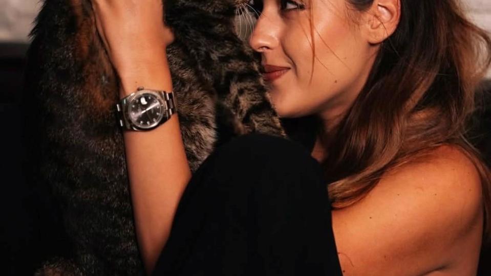 Щерката на Гала в траур за умрялото си коте